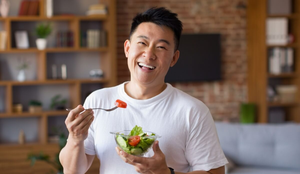 Uma alimentação balanceada contribui para manter os níveis de colesterol sob controle (Imagem: Prostock-studio | Shutterstock)