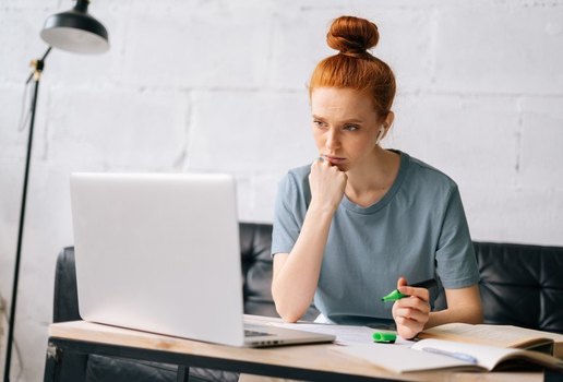 O curso é ofertado 100% à distância, com três horas de aula por semana