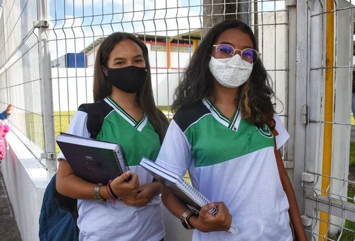 Estudantes em retorno às escolas em formato híbrido.