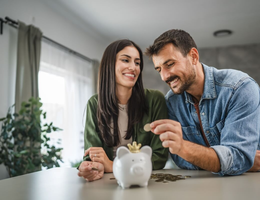 A saúde financeira é essencial para um bom relacionamento (Imagem: Miljan Zivkovic | Shutterstock)