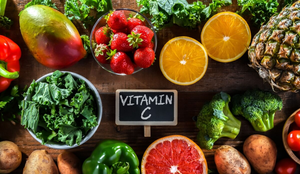 A vitamina C é essencial para o organismo e pode ser obtida por meio de diversas fontes alimentares (Imagem: monticello | Shutterstock)