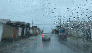 Trânsito ficou lento por conta das fortes chuvas que atingiram a capital paraibana na manhã desta sexta-feira (30)
