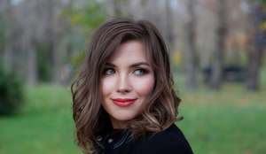 A tendência é apostar em cortes e cores versáteis, que podem ser usados de diferentes formas e que valorizam o movimento (Imagem: MillaF | Shutterstock)