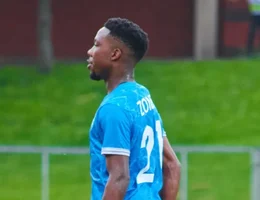Jogador de 22 anos morre ao fazer exercicios de aquecimento antes de jogo