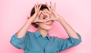 Simpatias para atrair amor podem ser feitas na sexta-feira 13 (Imagem: Roman Samborskyi | Shutterstock)