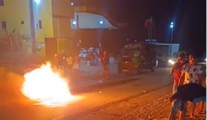 Após colisão, motocicleta foi incendiada.