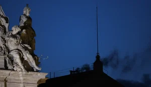 Conclave fumaca preta