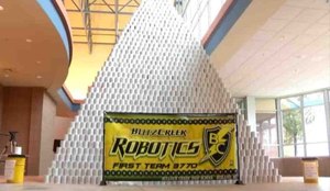 Estudantes constroem piramide de papel higienico mais alta do mundo