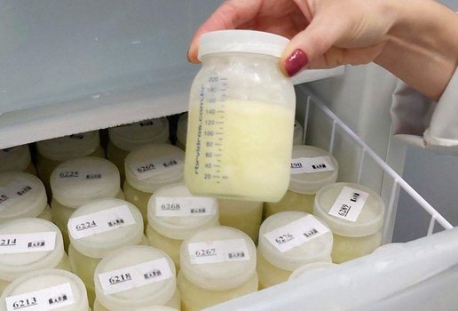 O leite materno deve ser armazenado em frascos de vidro de boca larga e tampa de plástico previamente higienizados