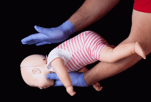 Saiba como fazer manobra de Heimlich em bebês