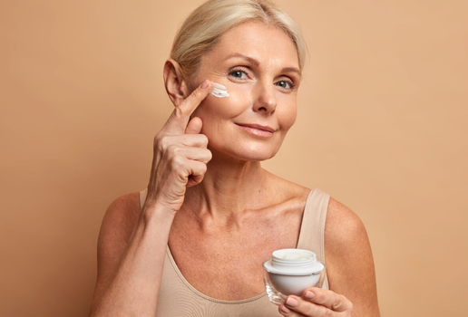 Usar os produtos certos ajuda a manter a pele madura saudável e radiante (Imagem: Cast Of Thousands | Shutterstock)