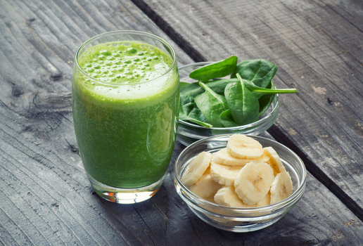 Suco de espinafre com banana (Imagem: Lecic | Shutterstock)