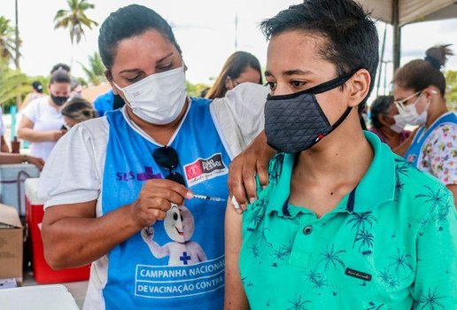 Os postos de vacinação também estão abertos para receber as doações de alimentos não perecíveis.