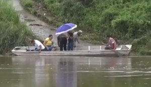 Moradores utilizam canoa após ponte desabar