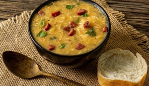 Sopa de mandioquinha com frango e bacon (Imagem: Estudio Originar | Shutterstock)