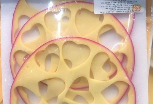 Supermercado causa revolta ao cobrar R$ 10 por queijo com miolo cortado
