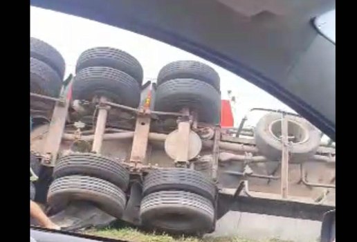 Veículo tombou em Massaranduba