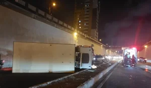 Caminhao tomba e interrompe transito na BR 230 proximo ao Trauma