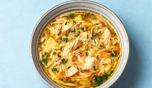 Sopa de macarrão com frango e legumes (Imagem: Oksana Mizina | Shutterstock)
