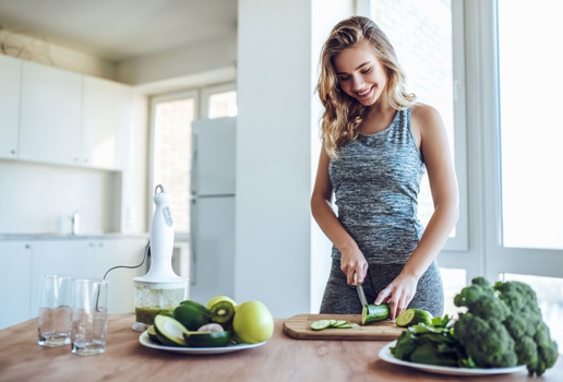 Vitaminas e minerais são fundamentais para um emagrecimento saudável (Imagem: 4 PM production | Shutterstock)