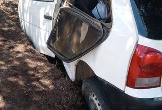 Colisão entre carro e árvore mata pastor e esposa na Paraíba