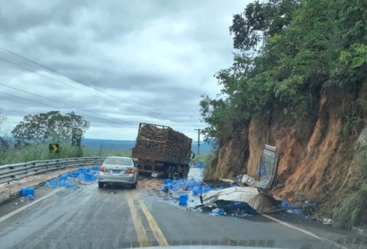 Caminhão cai em ribanceira no ponto turístico Portão do Inferno