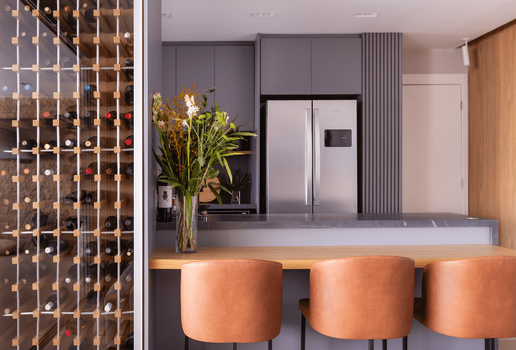 As adegas podem se tornar destaque da decoração (Projeto: Escritório Martins Galera Arquitetura | Imagem: Vitor Guilherme)