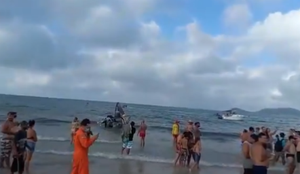 Helicóptero com três ocupantes cai em praia de Santa Catarina