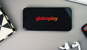 O catálogo do Globoplay recebe em setembro produções que unem nostalgia, música e histórias transformadoras (Imagem: Diego Thomazini | Shutterstock)