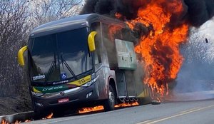 Ônibus que levava a banda do cantor Matheus Fernandes pega fogo no Ceará