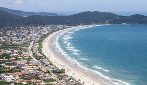 Bombinhas é um dos destinos mais encantadores do sul do Brasil (Imagem: Lisandro Luis Trarbach | Shutterstock)