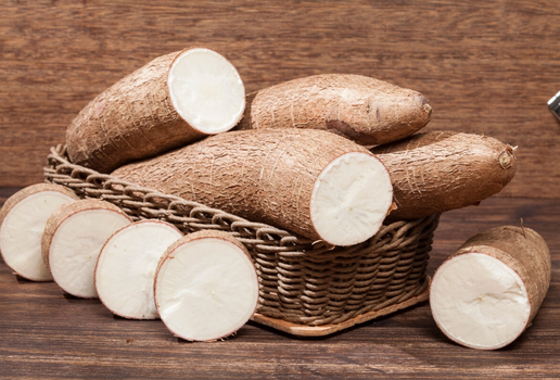 A mandioca é fonte de nutrientes importantes para a saúde (Imagem: gcafotografia | Shutterstock)