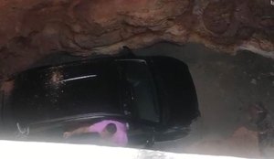 Carro foi engolido pelo buraco