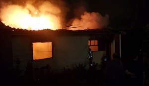 Casa foi atingida pelas chamas. Imagem ilustrativa