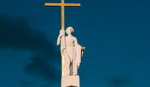Orações à Santa Helena podem ser feitas para pedir ajuda (Imagem: George Trumpeter | Shutterstock)
