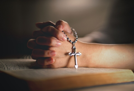 As orações ajudam a afastar energias negativas e a atrair positividade (Imagem: Mongkolchon Akesin | Shutterstock)