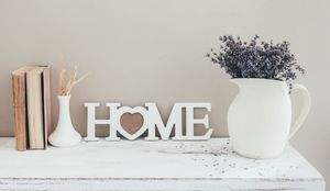 As placas com frases ou palavras têm sido elementos muito presentes na decoração dos ambientes nos últimos anos (Imagem: Alena Ozerova | Shutterstock)