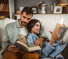 Os livros são capazes de aquecer o coração e trazer reflexões valiosas (Imagem: Miljan Zivkovic | Shutterstock)