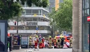 Carro atropela multidão, deixa 1 morto e 30 feridos na Alemanha
