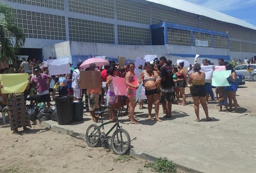 Moradores fazem manifestações contra atraso em apoio da Prefeitura de João Pessoa.