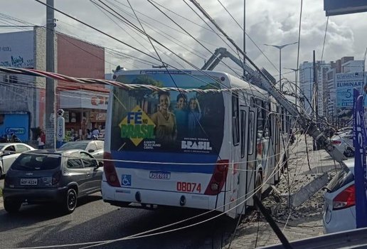 Onibus poste colisao