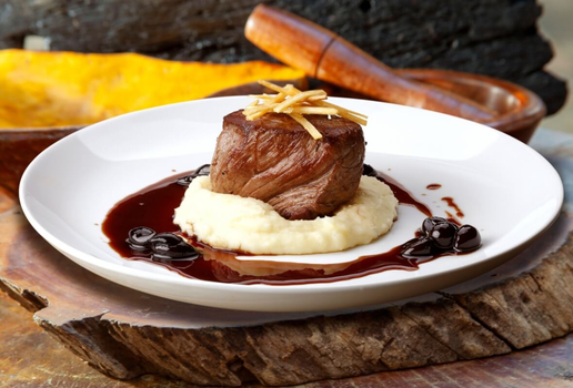 Filé-mignon com purê de batata e molho de vinho tinto (Imagem: rocharibeiro | Shutterstock)