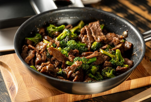 Tiras de bife com brócolis (Imagem: Anton Chernov | Shutterstock)