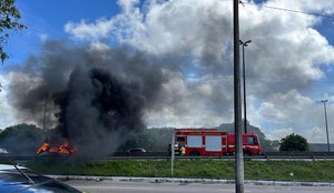 Carro pegou fogo no viaduto do Cristo Redentor