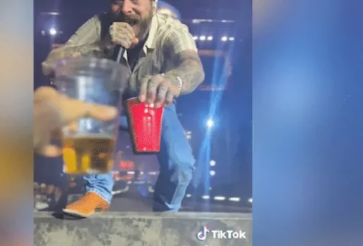 Post Malone cai durante show nos EUA apos parte do palco ceder