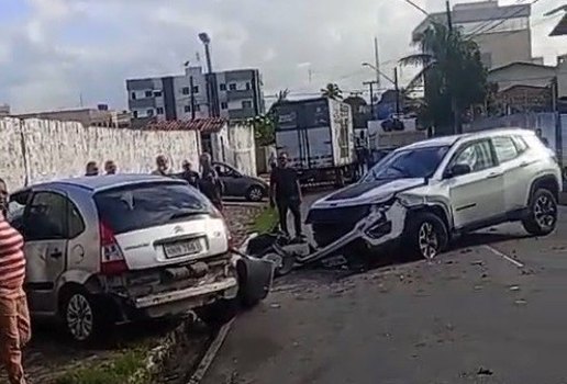 Carros acidente bairro dos estados