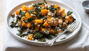 Salada morna de abóbora com couve e grão-de-bico (Imagem: Magdanatka | Shutterstock)