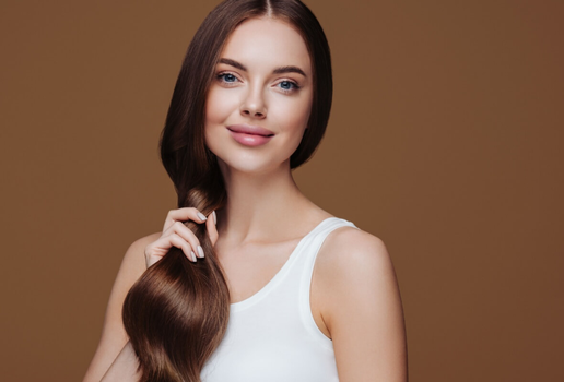 Cuidar corretamente dos cabelos após a coloração ou descoloração ajuda a manter a saúde dos fios (Imagem: Irina Bg | Shutterstock)