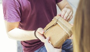 Homem dando de presente