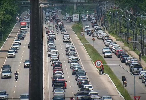 Trânsito lento na BR-230, em João Pessoa